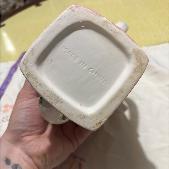 Vintage Charming Cottage Teapot with Floral Design - Picture 6 of 9